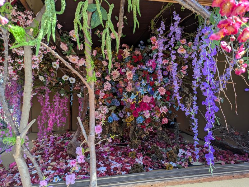 蜷川実花氏とクリエイティブチーム with EiMによるインスタレーション